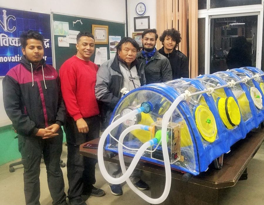 आविष्कार केन्द्रले तयार पार्यो हेलिकप्टरमा कोभिडका बिरामीहरु ओसार्ने आइसोलेसन च्याम्बर