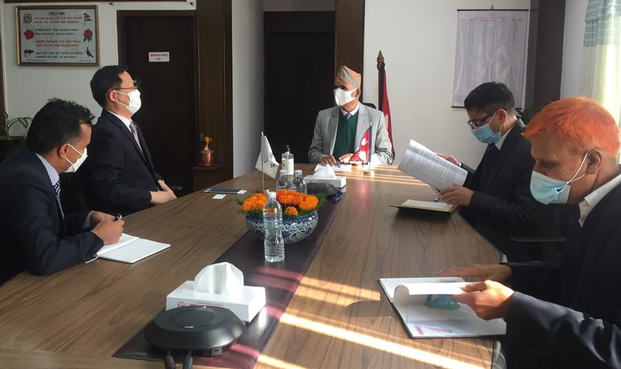 अर्थमन्त्री पौडेल र नेपालका लागि कोरियाका राजदूत योङसिकबीच शिष्टाचार भेटघाट