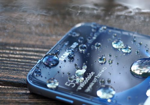 निरन्तर भईरहेको वर्षाबाट यसरी जोगाउनुस् आफ्नो मोबाइल फोनलाई, हेर्नुस् उपायहरु