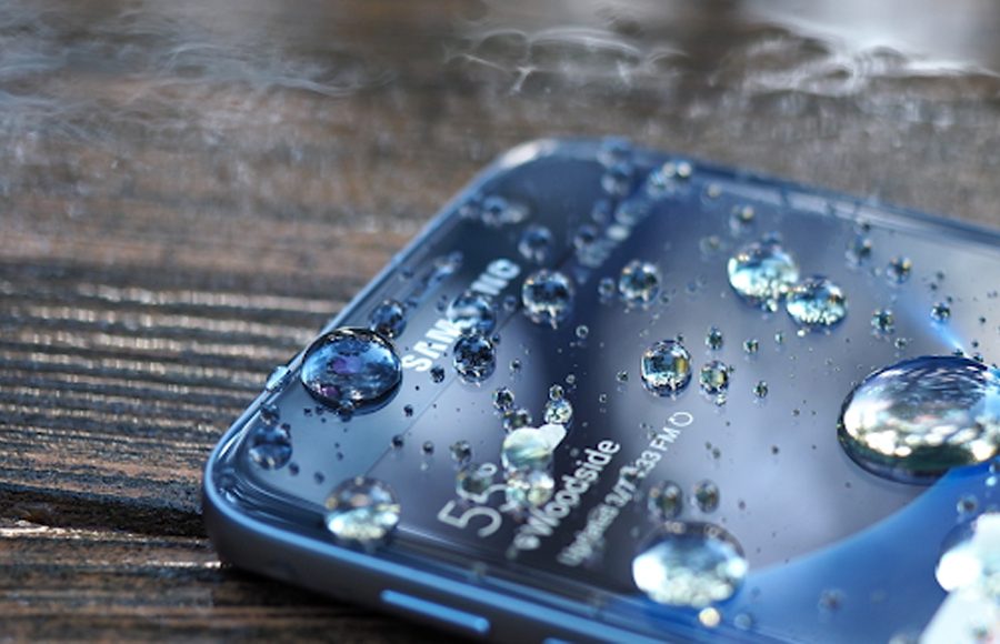 निरन्तर भईरहेको वर्षाबाट यसरी जोगाउनुस् आफ्नो मोबाइल फोनलाई, हेर्नुस् उपायहरु