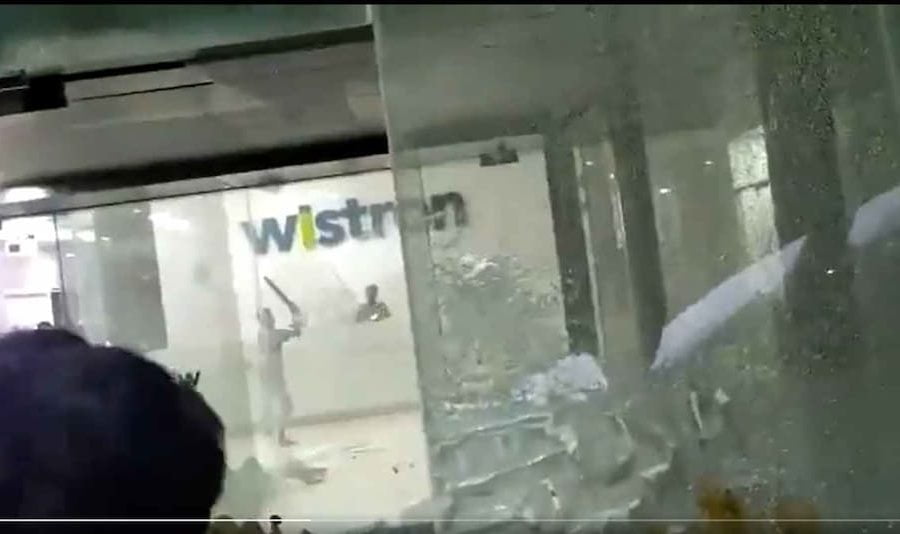 आईफोन निर्माण गर्ने कम्पनीको भारतीय यूनिटमा तोडफोड, तलब कटौती हुँदा कर्मचारीहरू उग्र