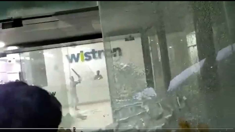 आईफोन निर्माण गर्ने कम्पनीको भारतीय यूनिटमा तोडफोड, तलब कटौती हुँदा कर्मचारीहरू उग्र