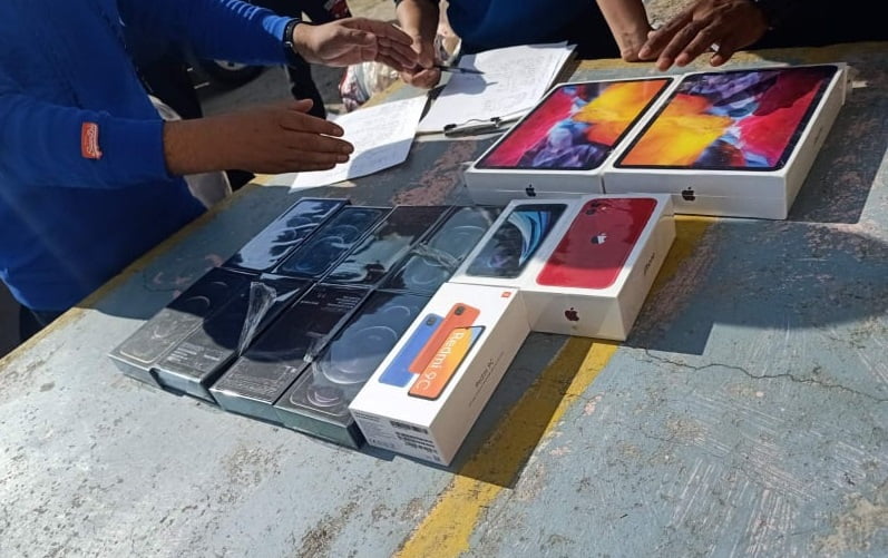 त्रिभुवन विमानस्थलबाट भन्सार छली गरेर ल्याएको आईफोन १२ सहितका मोबाइल बरामद