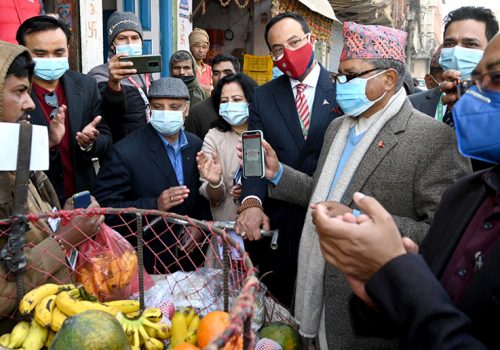 कुलेश्वरको फलफूल बजारमा नबिल बैंकको क्यूआर भुक्तानी सेवा सुरु