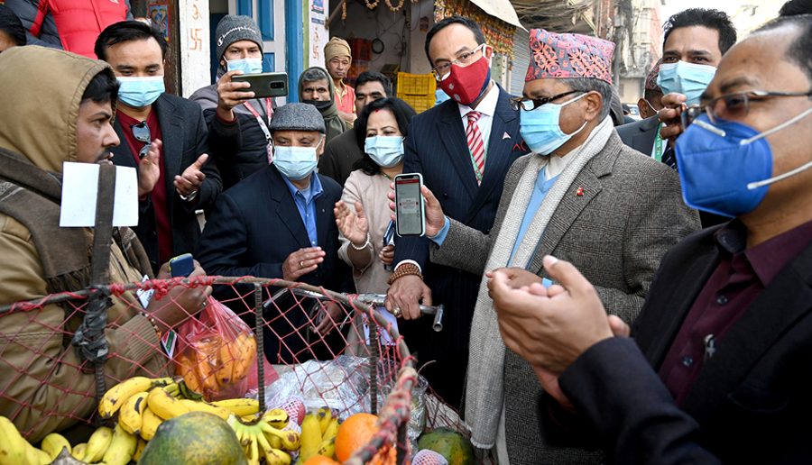 कुलेश्वरको फलफूल बजारमा नबिल बैंकको क्यूआर भुक्तानी सेवा सुरु