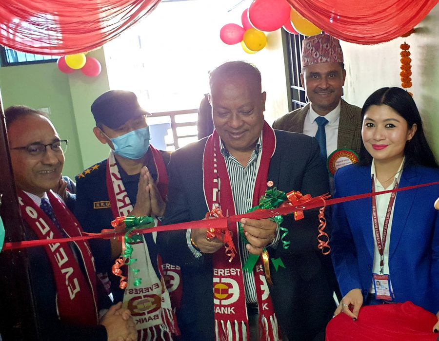 चितवन र दाङमा एभरेष्ट बैंक