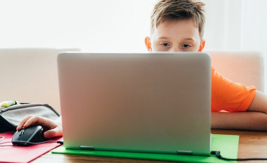 बेलायतमा बालबालिकालाई सरकारले बाँडेको ल्यापटपमा मालवेयर भेटियो