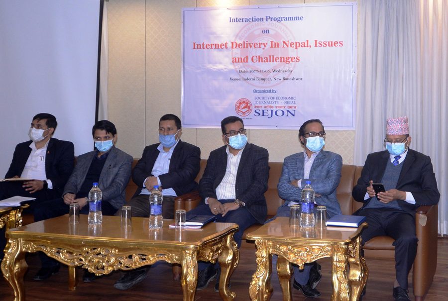 इन्टरनेटमा अधिक कर हुँदा सेवाग्राहीहरुलाई असर परेको सरोकारबालाहरुको भनाई