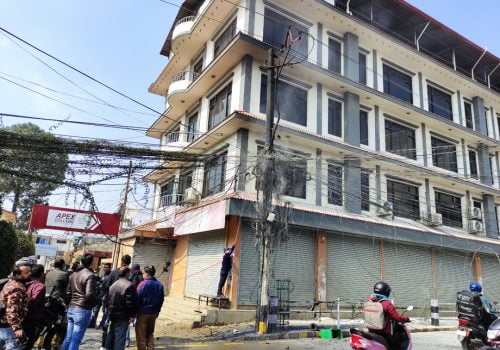 एपेक्स कलेज नजिक विद्युतको पोलमा रहेको इन्टरनेटको तारमा आगलागी