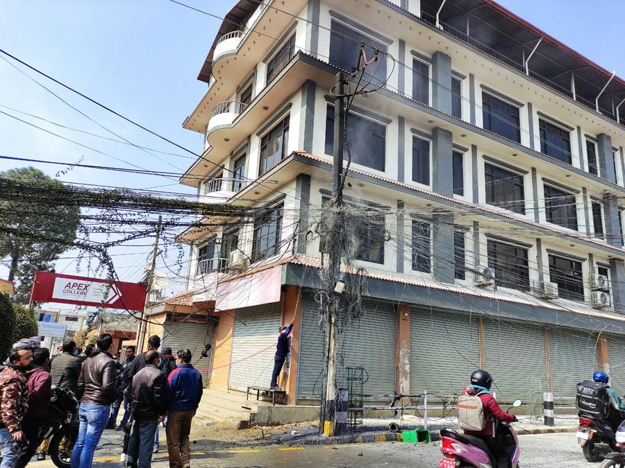 एपेक्स कलेज नजिक विद्युतको पोलमा रहेको इन्टरनेटको तारमा आगलागी