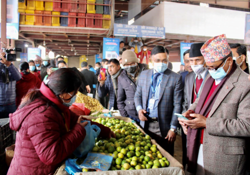 माछापुच्छ्रे बैंकको क्युआर कोड सेवा तिनकुने स्थित हरित सामुदायिक कृषि बजारमा