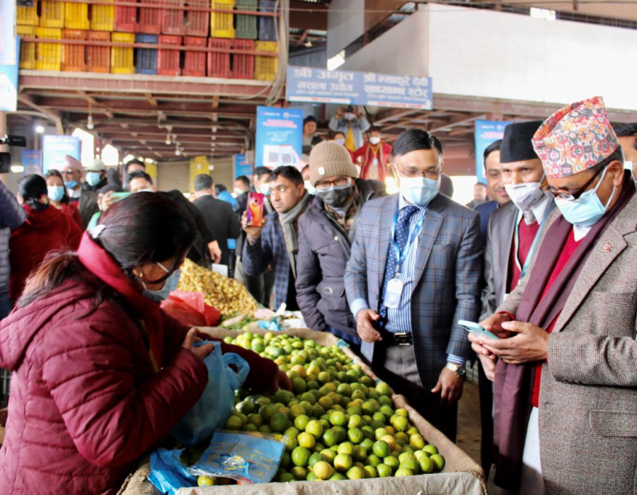 माछापुच्छ्रे बैंकको क्युआर कोड सेवा तिनकुने स्थित हरित सामुदायिक कृषि बजारमा
