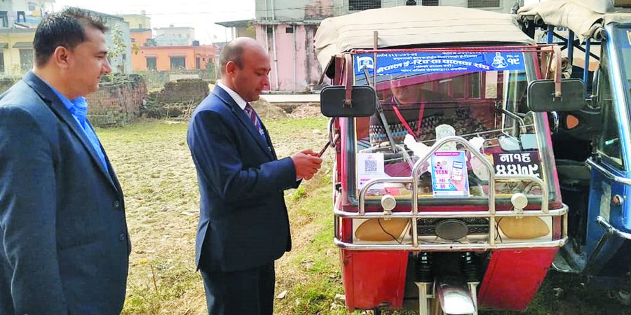 विस्तार हुँदै क्यूआर कोड, रुपन्देहीका ई–रिक्सामा क्यूआर कोडको प्रयोग