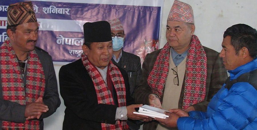 एफटीटीएचको राउटर बाँड्दै सञ्चारमन्त्री गुरुङद्धारा ‘स्मार्ट दोलखा’ निर्माण शुरु भएको घोषणा