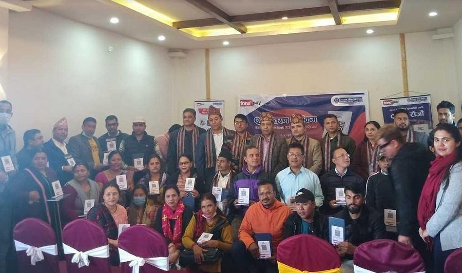 नेपाल बैंकको एकै दिन ११८ जनालाई फोन पे को क्यूआर स्ट्याण्ड वितरण