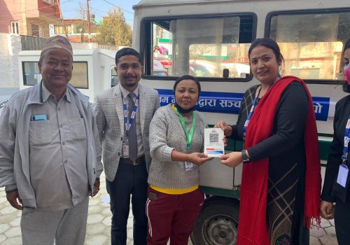 टेम्पोमा यात्रा गर्ने यात्रुले मेगा बैंकको क्यूआर कोडबाट भाडा तिर्न सक्ने