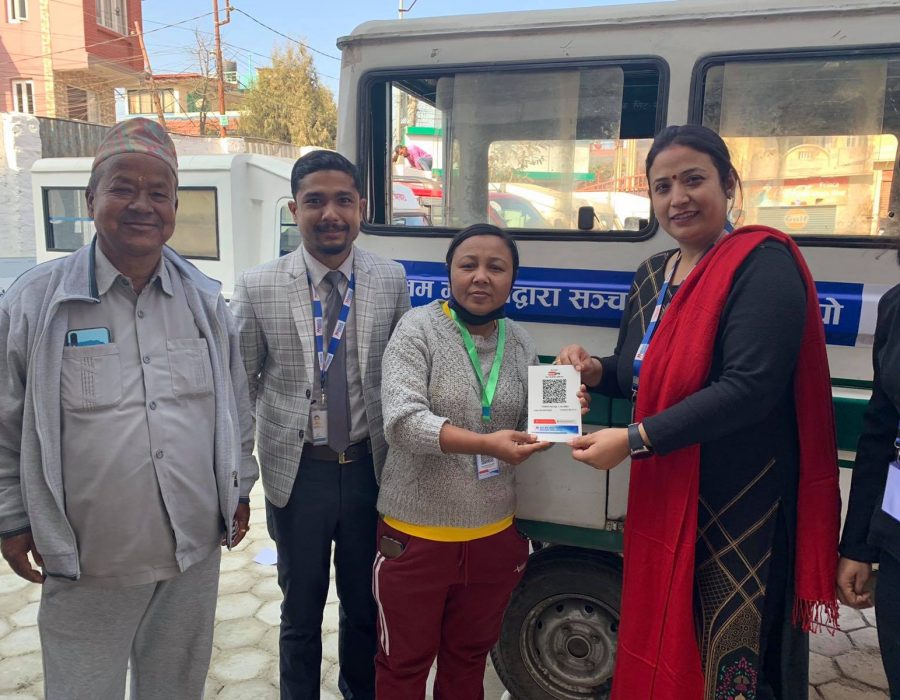 टेम्पोमा यात्रा गर्ने यात्रुले मेगा बैंकको क्यूआर कोडबाट भाडा तिर्न सक्ने