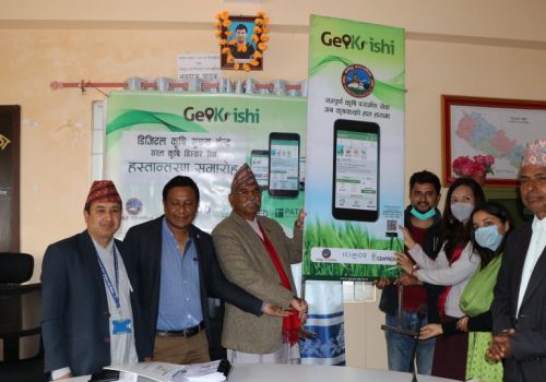 किसानले ‘जिओ कृषि एप’ मार्फत कृषि उपजको जानकारी लिँदै