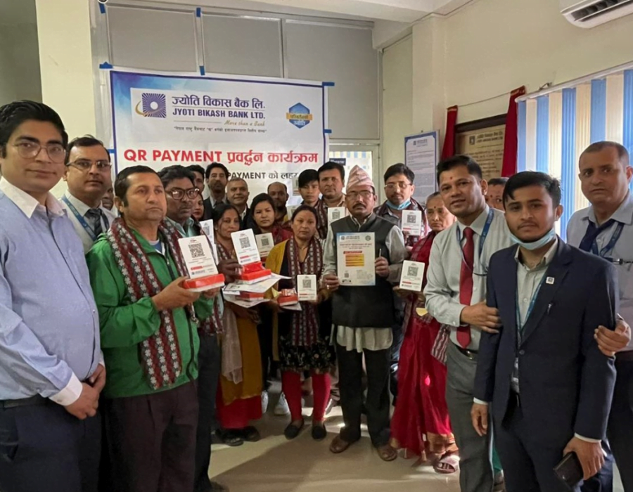 ज्योति विकास बैंकको क्युआर कोड सेवा रुपन्देहीको अमुवा बजारमा