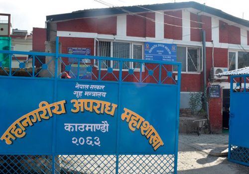 शाओमीको ५२ थान रेडमी नोट ९ स्मार्टफोन चोरी गर्ने चारजना मोबाइलसहित पक्राउ