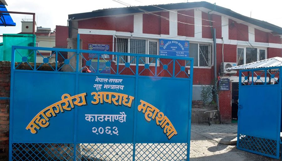 शाओमीको ५२ थान रेडमी नोट ९ स्मार्टफोन चोरी गर्ने चारजना मोबाइलसहित पक्राउ