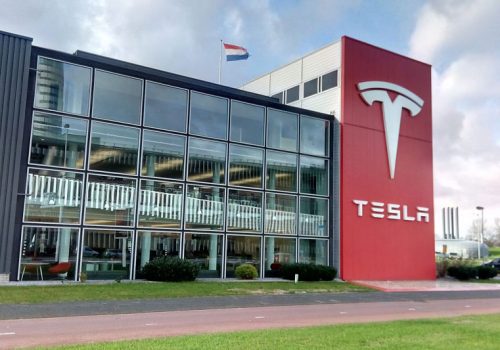 टेस्लाद्वारा तेस्रो त्रैमासमा कीर्तिमानी सङ्ख्यामा कार बिक्री, चिप अभावले फरक पारेन