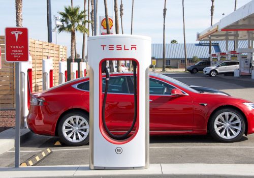 अमेरिकी कारका लागि चीनमा निर्मित सबै पार्टपुर्जा हटाउन आपूर्तिकर्ताहरूलाई टेस्लाको दबाब