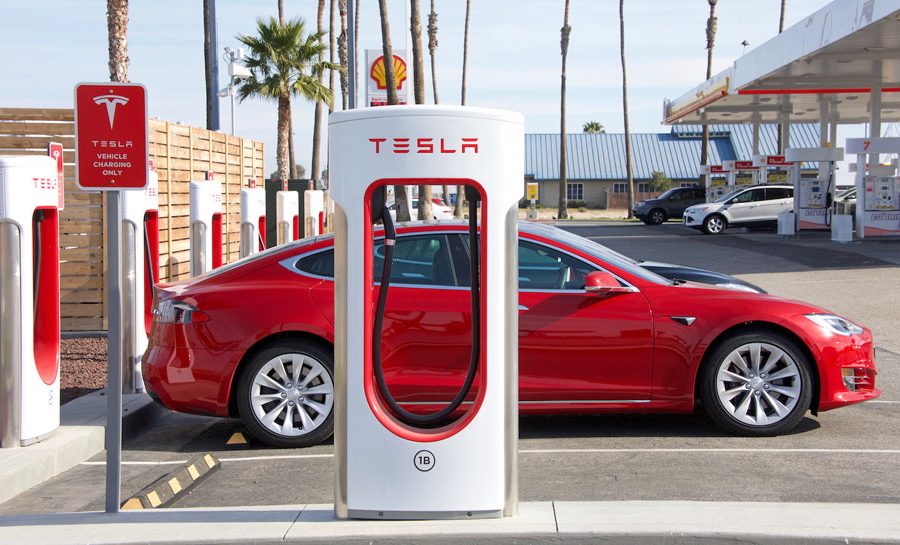 जीप निर्माता स्टेलान्टिसले टेस्लाको चार्जिङ पोर्ट अपनाउने