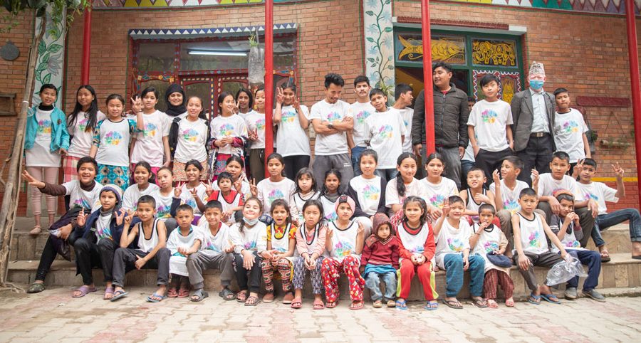 फागुमा ग्यापुसँग रमाए बालगृहका स-साना बालबालिका