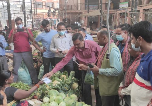 माछापुच्छ्रे बैंकको क्युआर कोड सेवा वीरगञ्ज तरकारी तथा फलफुल बजारमा