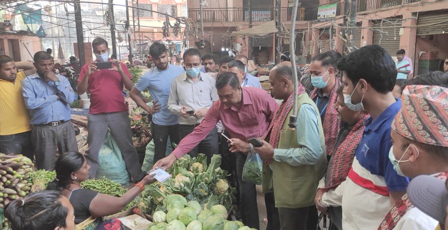 माछापुच्छ्रे बैंकको क्युआर कोड सेवा वीरगञ्ज तरकारी तथा फलफुल बजारमा