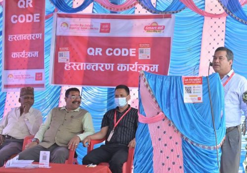 कृषि हाट बजार धनगढी कैलालीमा सनराइज बैंकको क्यूआर कोड सेवा उपलब्ध