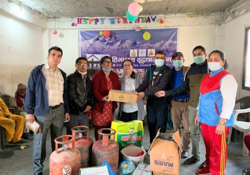 नेपाल टेलिकमका कर्मचारीहरुद्धारा हिमालय वृद्धा आश्रम केन्द्रलाई राहत प्रदान