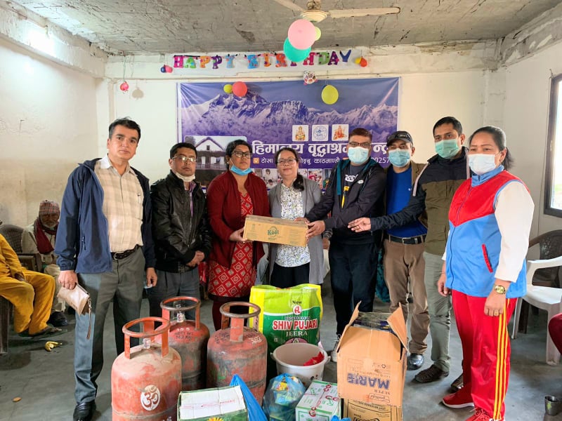 नेपाल टेलिकमका कर्मचारीहरुद्धारा हिमालय वृद्धा आश्रम केन्द्रलाई राहत प्रदान