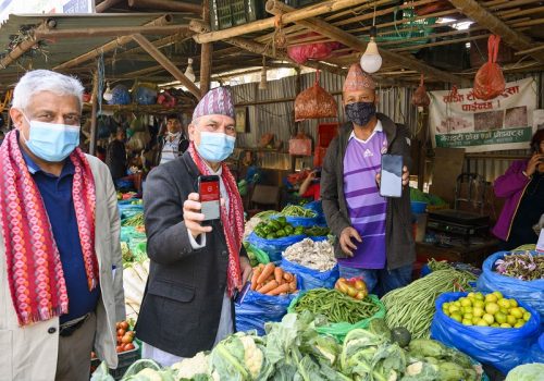 माछापोखरी फलफूल तथा तरकारी बजारमा बैंक अफ काठमाण्डूको क्यूआर कोड सेवा
