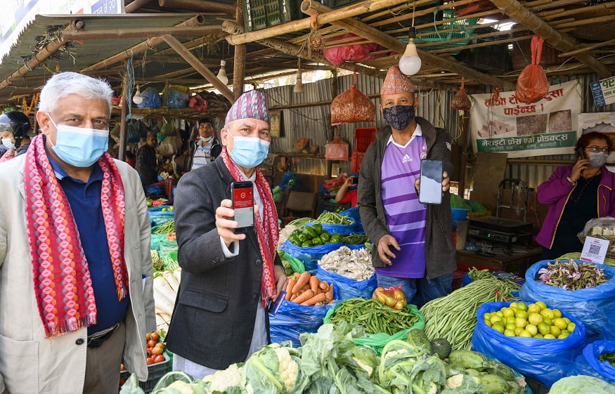 माछापोखरी फलफूल तथा तरकारी बजारमा बैंक अफ काठमाण्डूको क्यूआर कोड सेवा