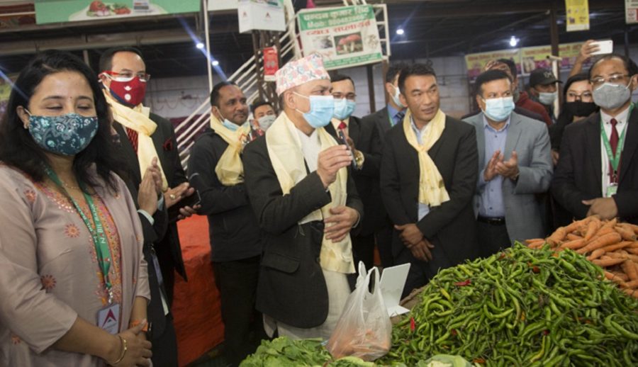 धुम्बाराही तरकारी बजारमा नबिल बैंकको क्यूआर भुक्तानी सेवा सुरु