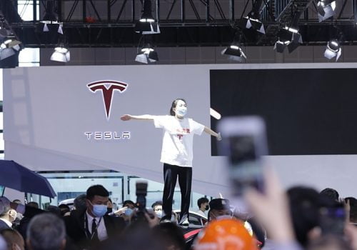 चीनमा टेस्लाको विरोध गर्ने एक महिला प्रहरीद्वारा पक्राउ
