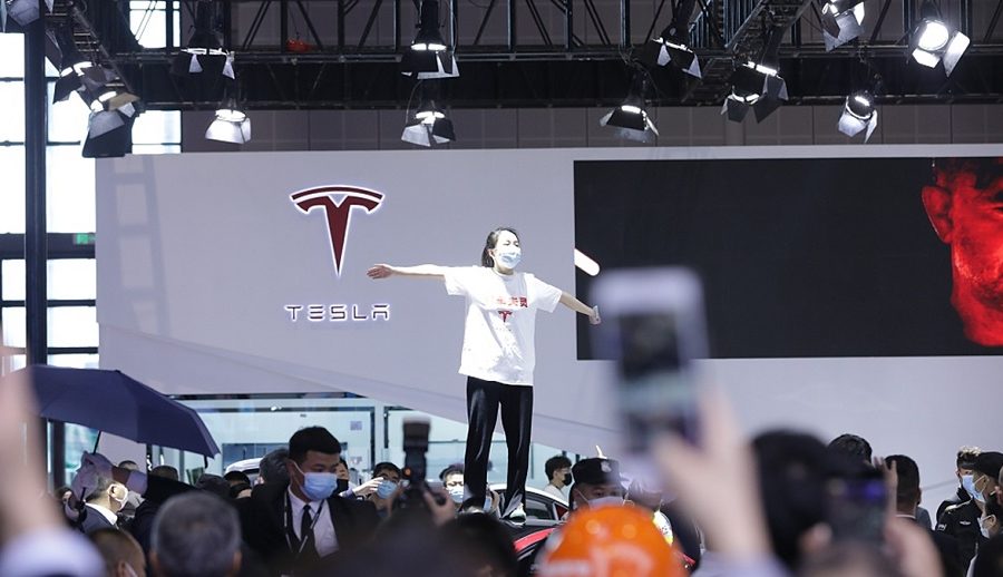 चीनमा टेस्लाको विरोध गर्ने एक महिला प्रहरीद्वारा पक्राउ