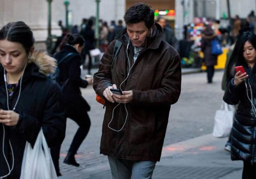 हिँडिरहेको बेलामा फोन प्रयोग गर्नेलाई फोन एपले अगाडि हेर्नका लागि सतर्क गराउने