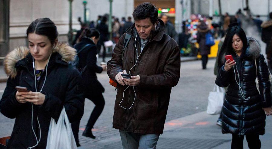 हिँडिरहेको बेलामा फोन प्रयोग गर्नेलाई फोन एपले अगाडि हेर्नका लागि सतर्क गराउने