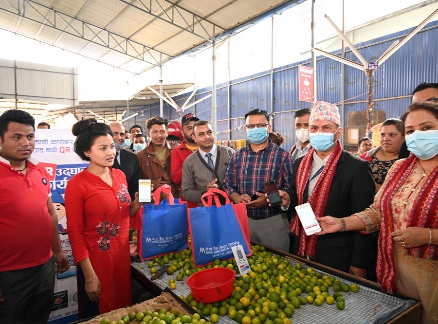मेगा बैंकको क्यूआर कोड सेवा विश्रान्ति होलसेल तरकारी तथा फलफुल बजारमा