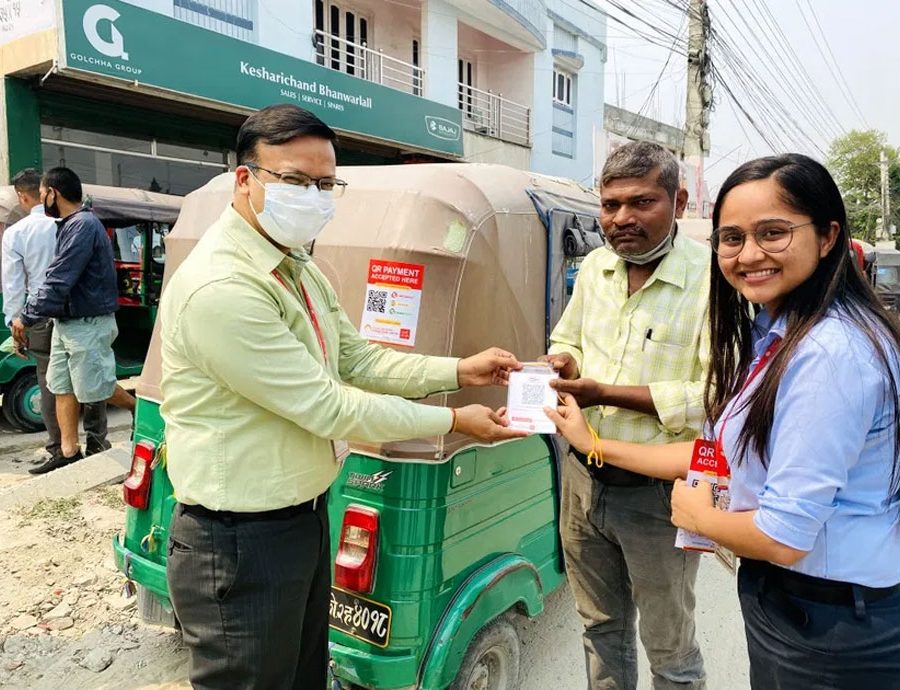 सनराइज बैंकको क्यूआर सेवा विराटनगरका टेम्पो र ई–रिक्सामा