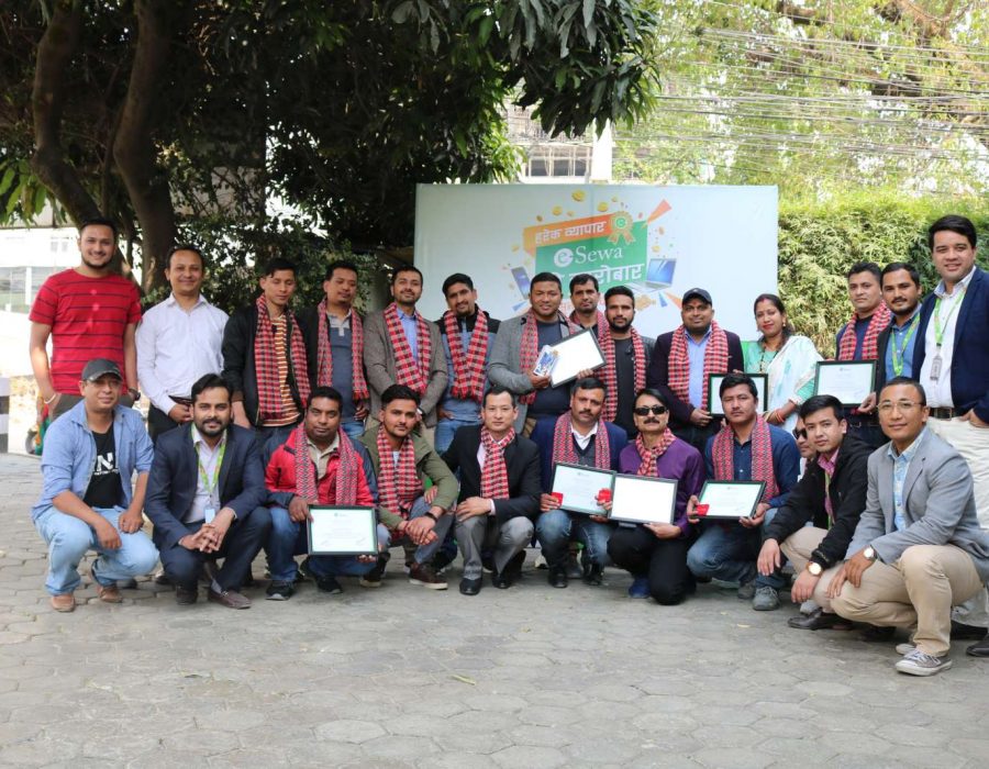 ‘इसेवाको कारोबार, सुनै सुनको बहार’ योजनाका विजेताले पाए पुरस्कार