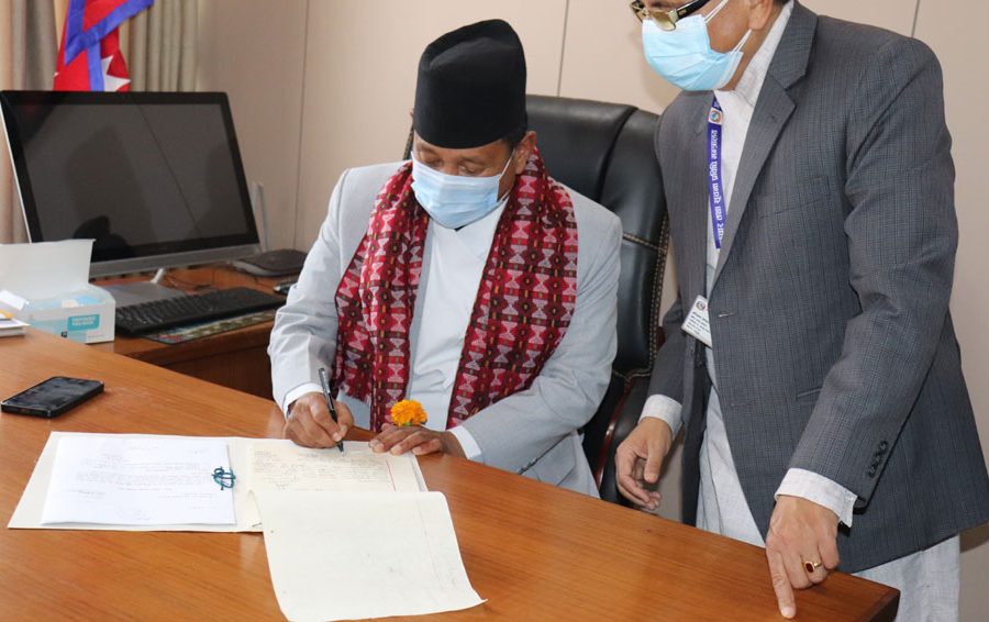 नवनियुक्त सञ्चार मन्त्री पार्वत गुरुङद्धारा कार्यभार ग्रहण, बाँकी काम पूरा गरिने प्रतिबद्धता