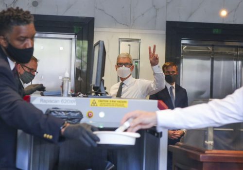 समीक्षा नगरी तेस्रो पक्षीय एप्सलाई एप्पल एप स्टोरमा राख्दा विषाक्त हुने टिम कुकको भनाई