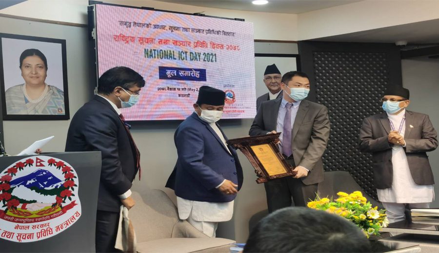 नेशनल आईसीटी अवार्ड २०२१-प्राइभेट सेक्टरतर्फको पुरस्कार ह्वावे टेक्नोलोजीज नेपाललाई