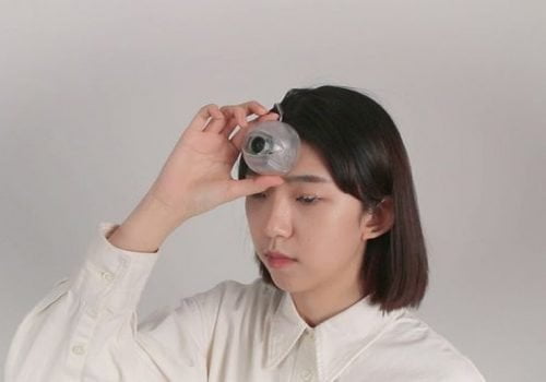 बाटोमा फोन चलाउँदै हिँड्दा ठोकिन र दुर्घटनाबाट बचाउन सहायता गर्ने ‘तेस्रो आँखा’