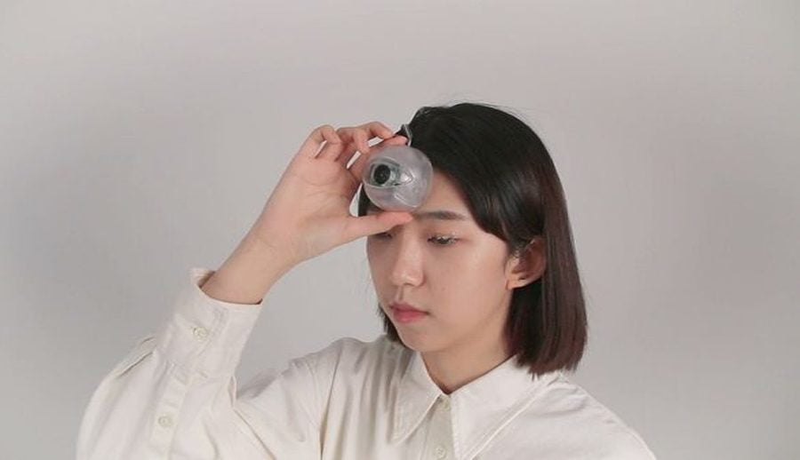 बाटोमा फोन चलाउँदै हिँड्दा ठोकिन र दुर्घटनाबाट बचाउन सहायता गर्ने ‘तेस्रो आँखा’