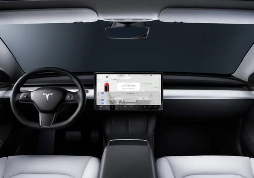 टेस्लाद्वारा इन-कार क्यामरामार्फत् अटो पाइलट ड्राइभरको अनुगमन गर्न शुरु